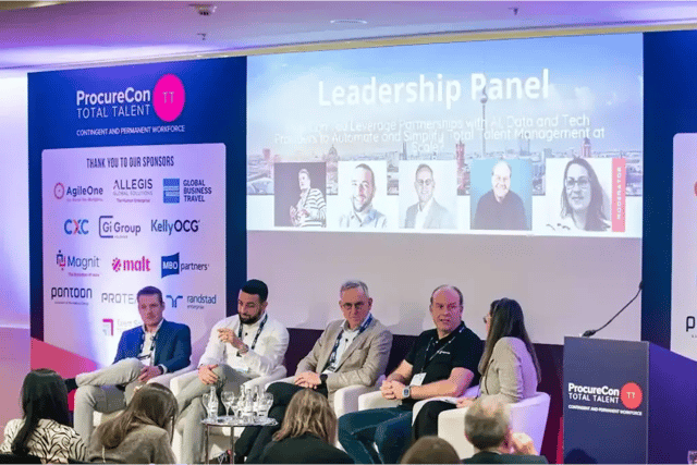 Paneldiscussie tijdens ProcureCon Total Talent met vijf sprekers en een moderator op het podium.