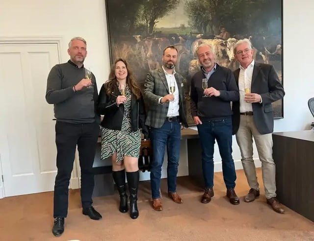 Toast bij notaris op ondertekening overname