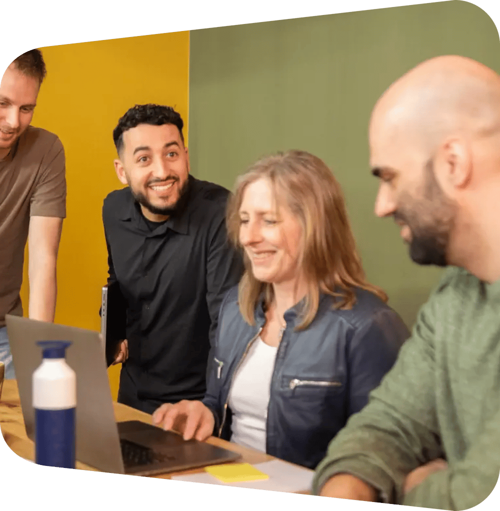 Meerdere-collegas-met-laptop