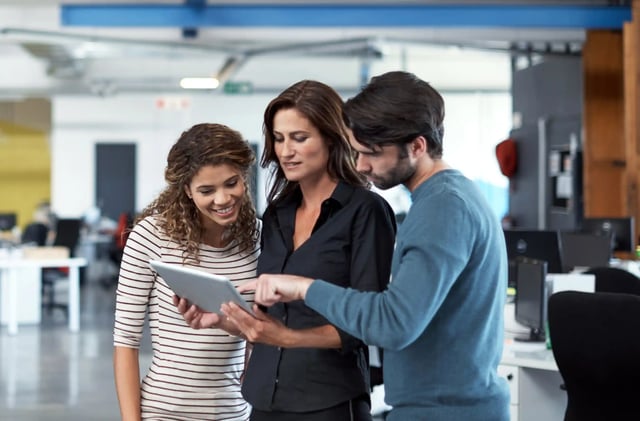 3-mensen-bedienen-tablet