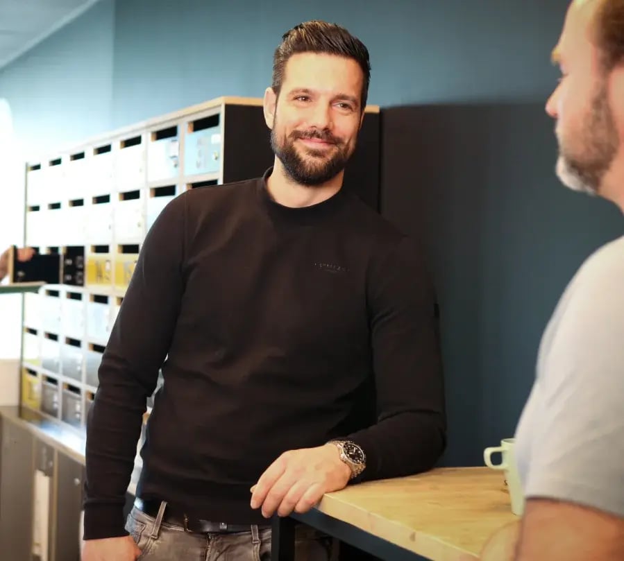 Man-lacht-naar-camera